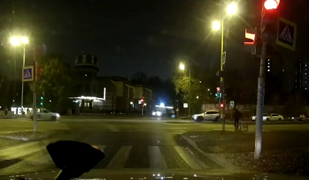 В Екатеринбурге водитель сбил человека на «зебре», проехав на красный свет. ДТП попало на запись регистратора