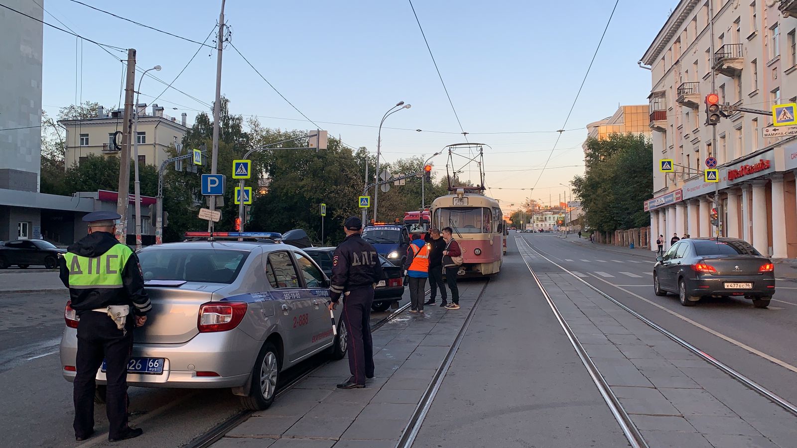В центре Екатеринбурга столкнулись две легковушки. Из-за ДТП приостановили трамваи
