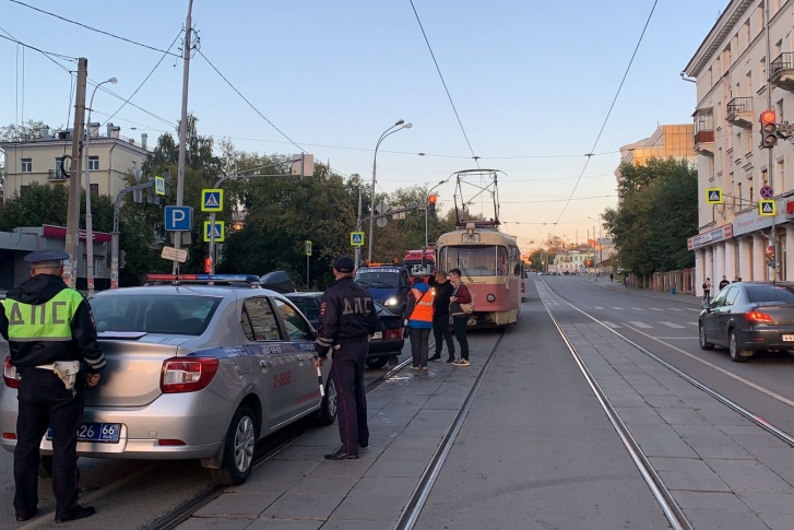 В центре города ВАЗ выехал на встречку В центре города ВАЗ выехал на встречку