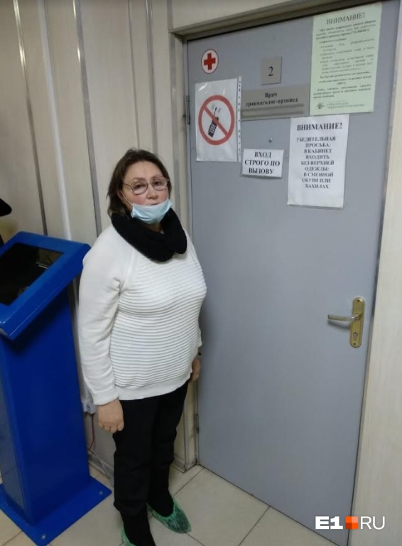 В Екатеринбурге пенсионерку обвинили в нападении на полицейских, которые ворвались к ней домой