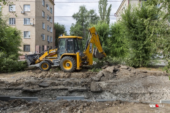 Асфальт на улице Пражской ломает одинокий фронтальный погрузчик Асфальт на улице Пражской ломает одинокий фронтальный погрузчик