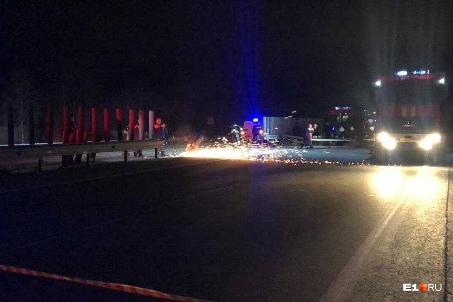«Пилят забор»: на Тюменском тракте частично восстановили движение, авто пускают по встречке