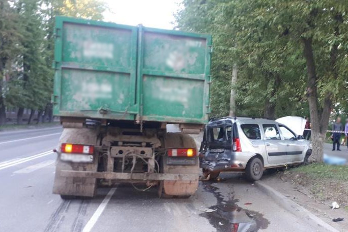 В Перми столкнулись грузовик и несколько легковых авто. Один из них врезался в дорожный знак, а он затем упал на пешеходов