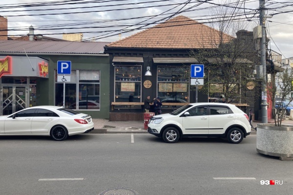 Летние кафе вместо парковочных мест появятся уже в августе Летние кафе вместо парковочных мест появятся уже в августе