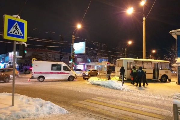 По предварительным данным полиции, от удара автобус выехал на тротуар и сбил женщину По предварительным данным полиции, от удара автобус выехал на тротуар и сбил женщину