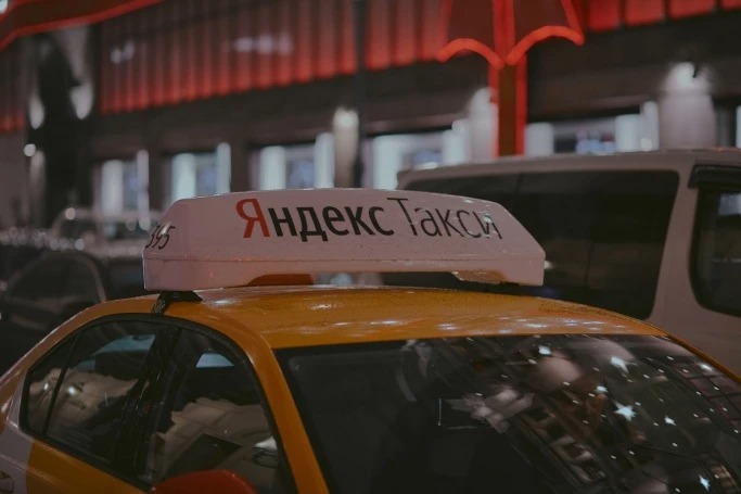 В течение месяца девушка демонстрировала свое мастерство управления автомобилем и знания о безопасном поведении на дороге В течение месяца девушка демонстрировала свое мастерство управления автомобилем и знания о безопасном поведении на дороге