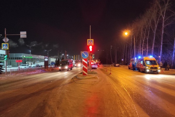 На месте дежурят специалисты и помогают пострадавшим в ДТП На месте дежурят специалисты и помогают пострадавшим в ДТП