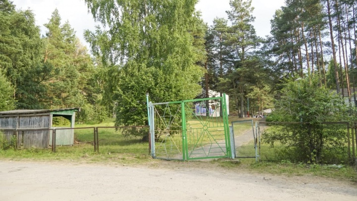 «Лучше не рисковать»: в Ярославской области закрыли лагерь, в который ночью ворвалась толпа мужчин