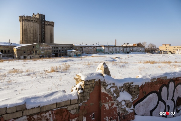 Огромный участок в историческом центре пустует уже несколько лет Огромный участок в историческом центре пустует уже несколько лет