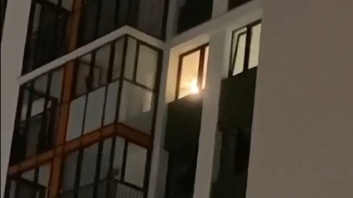 «Кричал, что убивают детей»: в Верхней Пышме сняли на видео, как мужчина бросал стулья из окна 13-го этажа