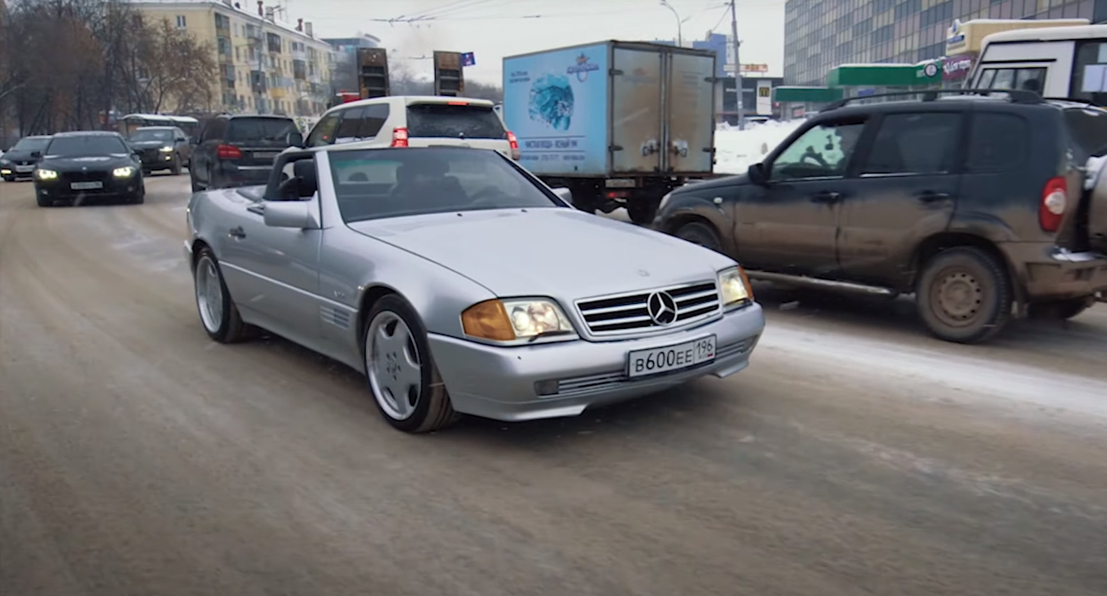 Блогеры из Москвы прилетели на Урал за раритетным кабриолетом Mercedes и прокатились на нем в -28 °C