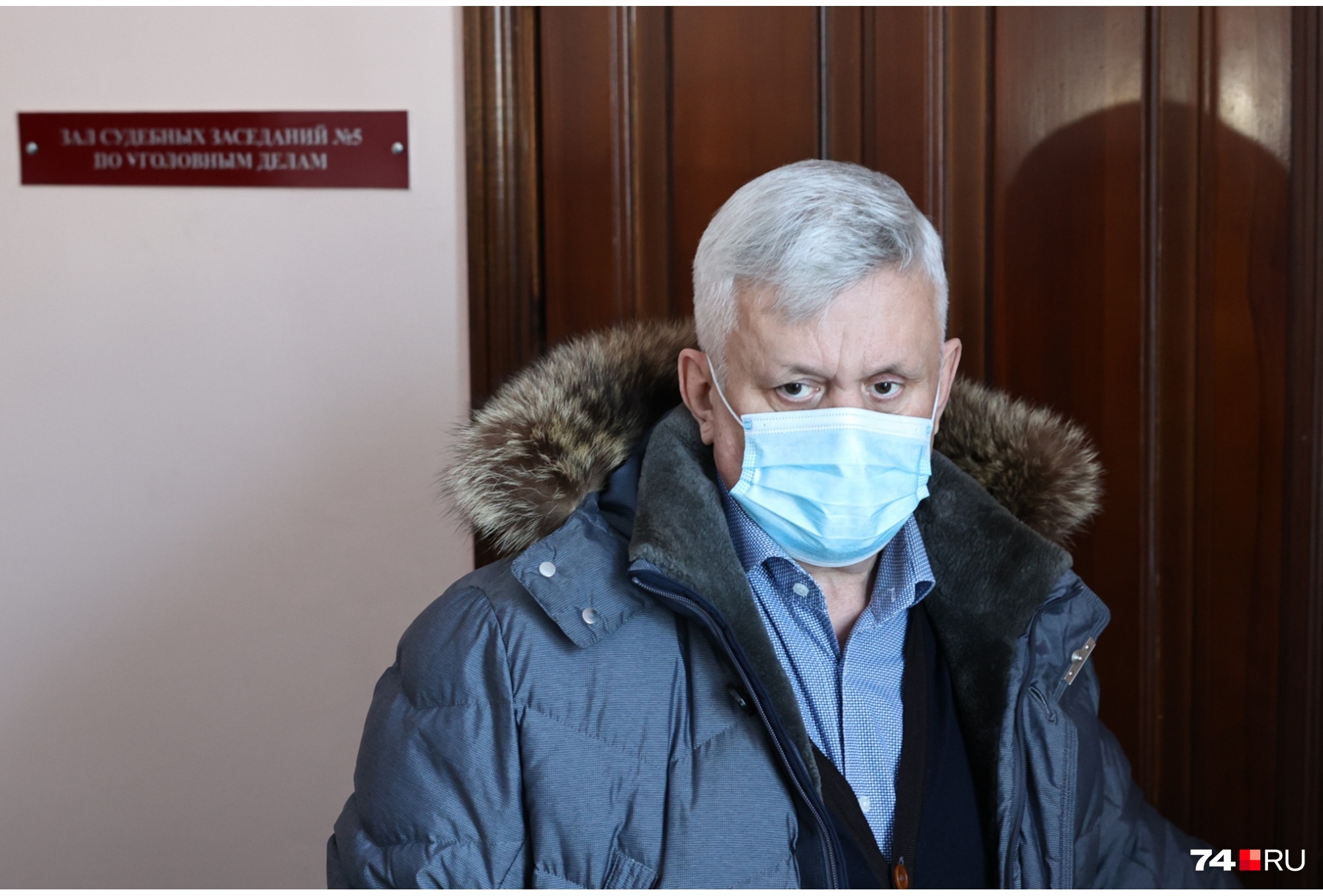 Бизнесмен держался спокойно Бизнесмен держался спокойно