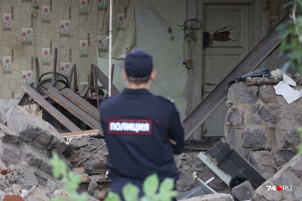 Стена упала в 7 утра, в этот момент в доме никого не было Стена упала в 7 утра, в этот момент в доме никого не было