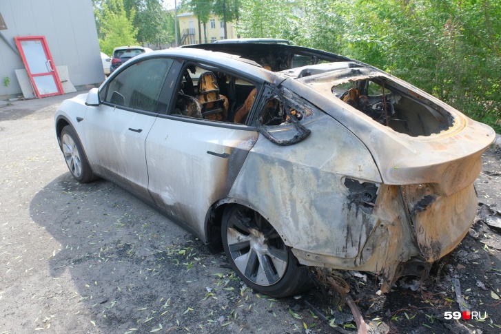 Машина выгорела не полностью — успели потушить
