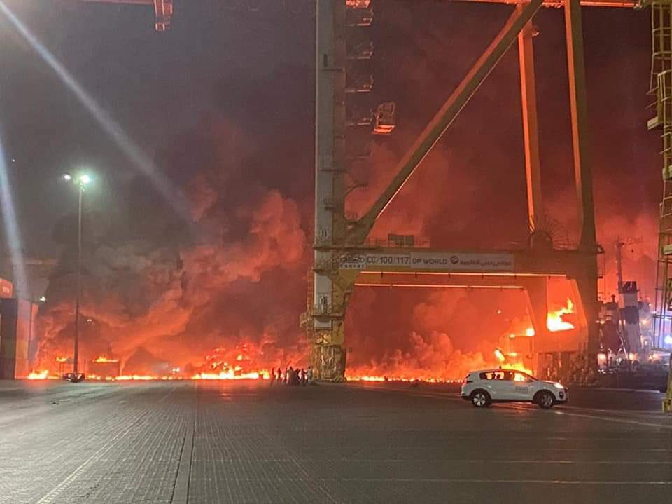 В порту Дубая прогремел мощный взрыв. Видео
