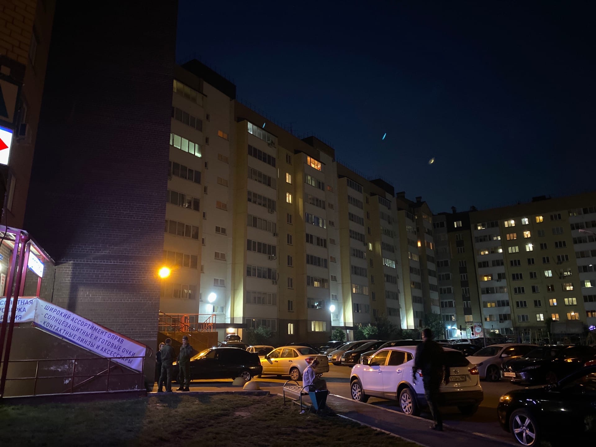 Мальчики из этого двора. Они сидели на этой самой скамейке, когда к ним подошел мужчина средних лет Мальчики из этого двора. Они сидели на этой самой скамейке, когда к ним подошел мужчина средних лет