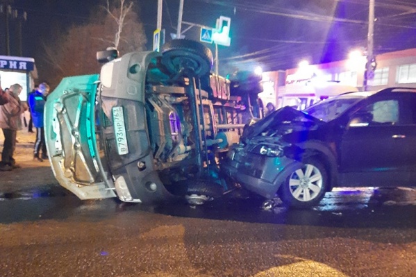 Один из автомобилей перевернулся Один из автомобилей перевернулся