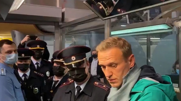 Навального задержали сразу после того, как он прилетел в Россию