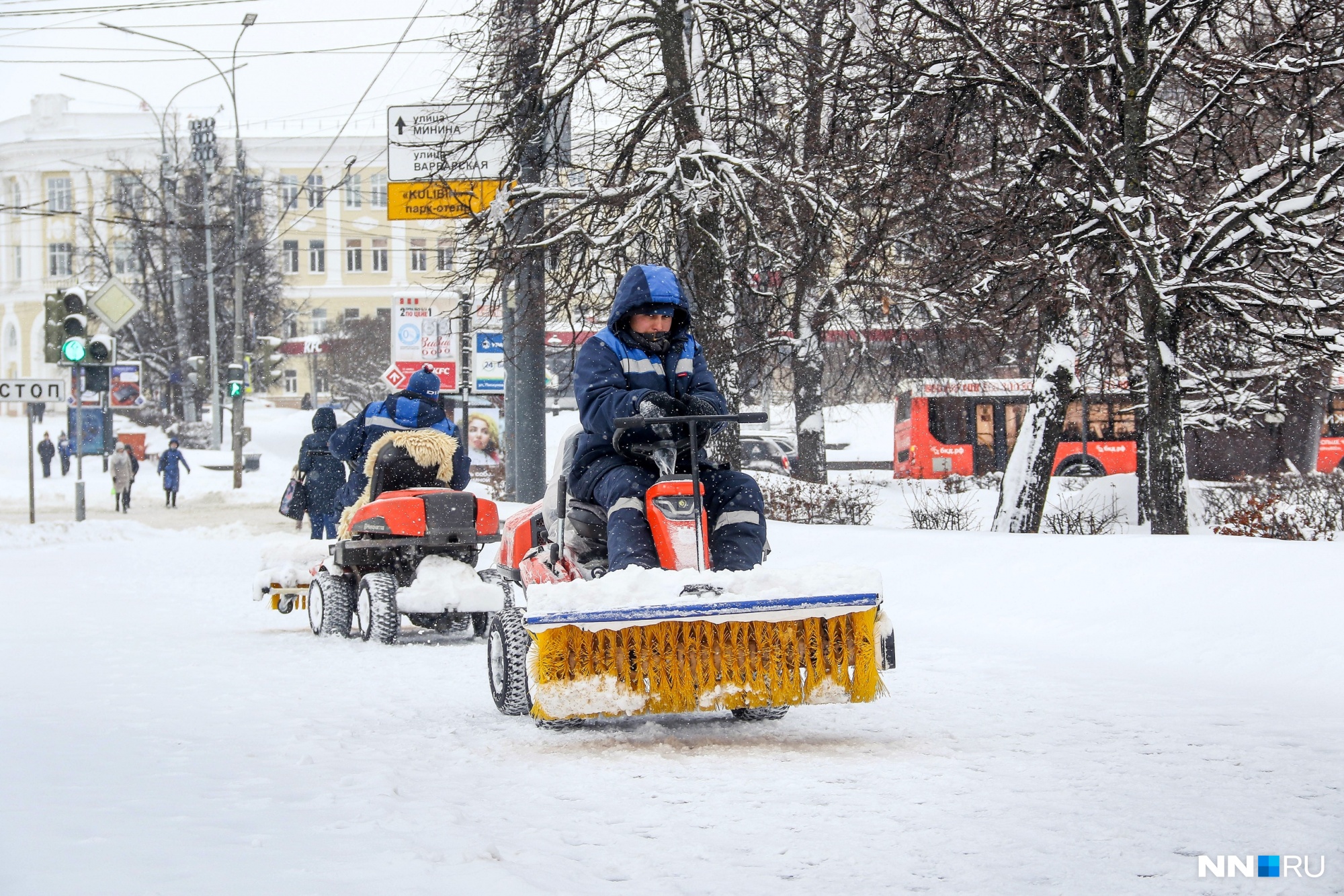 Такие снегоуборочные машины — единственный транспорт в городе, на чье движение не повлияли горы снега