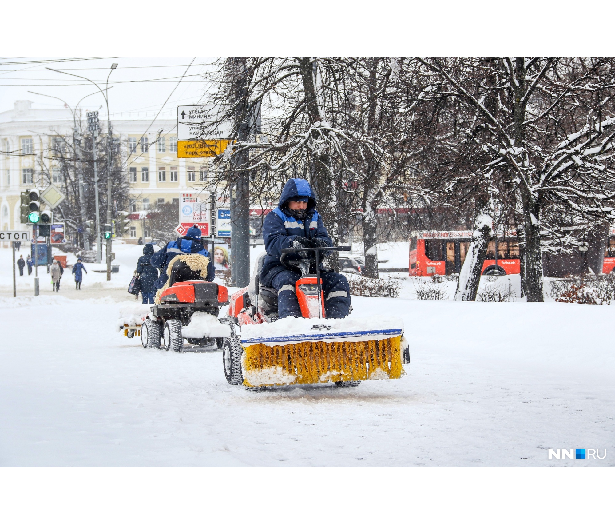 Такие снегоуборочные машины — единственный транспорт в городе, на чье движение не повлияли горы снега Такие снегоуборочные машины — единственный транспорт в городе, на чье движение не повлияли горы снега