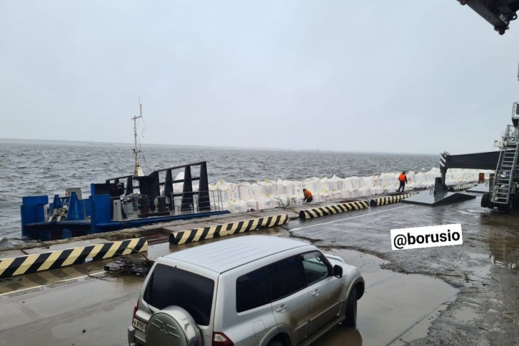 В субботу был шквалистый ветер, и волны доставали далеко В субботу был шквалистый ветер, и волны доставали далеко