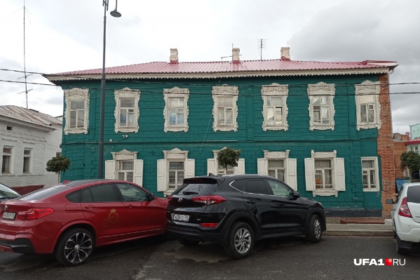 В расселенном доме живет только одна семья В расселенном доме живет только одна семья