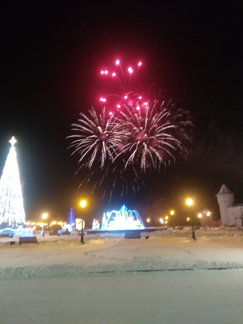 В Тобольске было еще холоднее, чем в Тюмени, но и там люди вышли, чтобы разукрасить темное небо яркими вспышками В Тобольске было еще холоднее, чем в Тюмени, но и там люди вышли, чтобы разукрасить темное небо яркими вспышками