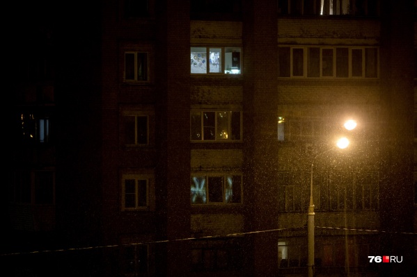 Иногда фонарь светит лишь на пару метров вокруг себя Иногда фонарь светит лишь на пару метров вокруг себя