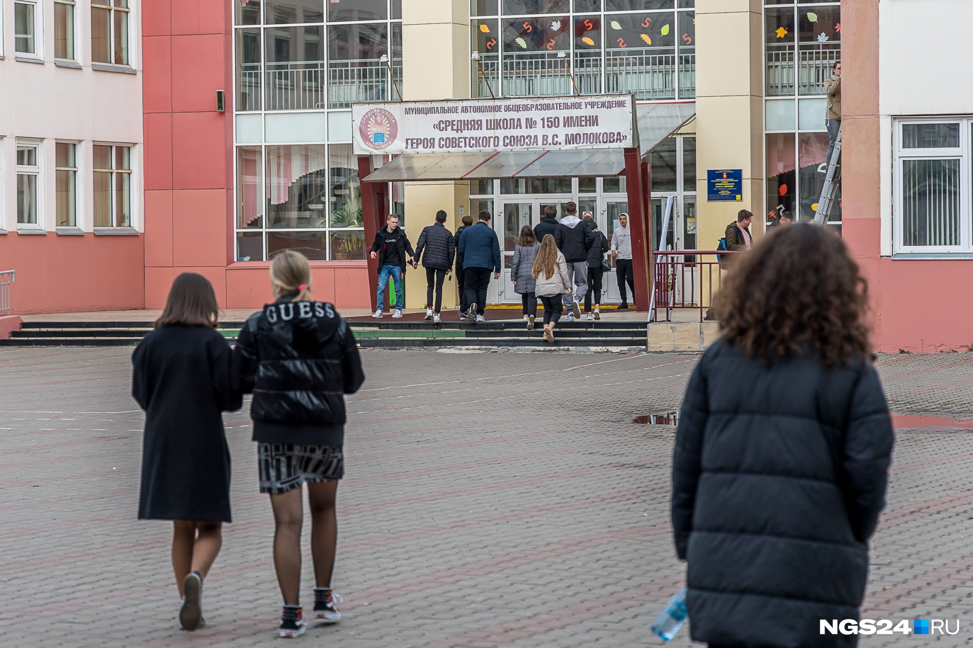 В границах Взлетки есть три школы, но большинство из них переполнено, дети учатся в две смены, а один день в неделю — дистанционно В границах Взлетки есть три школы, но большинство из них переполнено, дети учатся в две смены, а один день в неделю — дистанционно