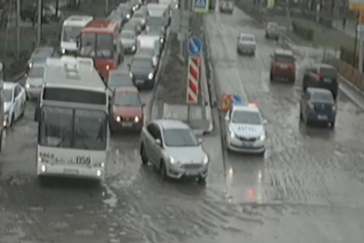 Автобус застрял и не смог выехать Автобус застрял и не смог выехать