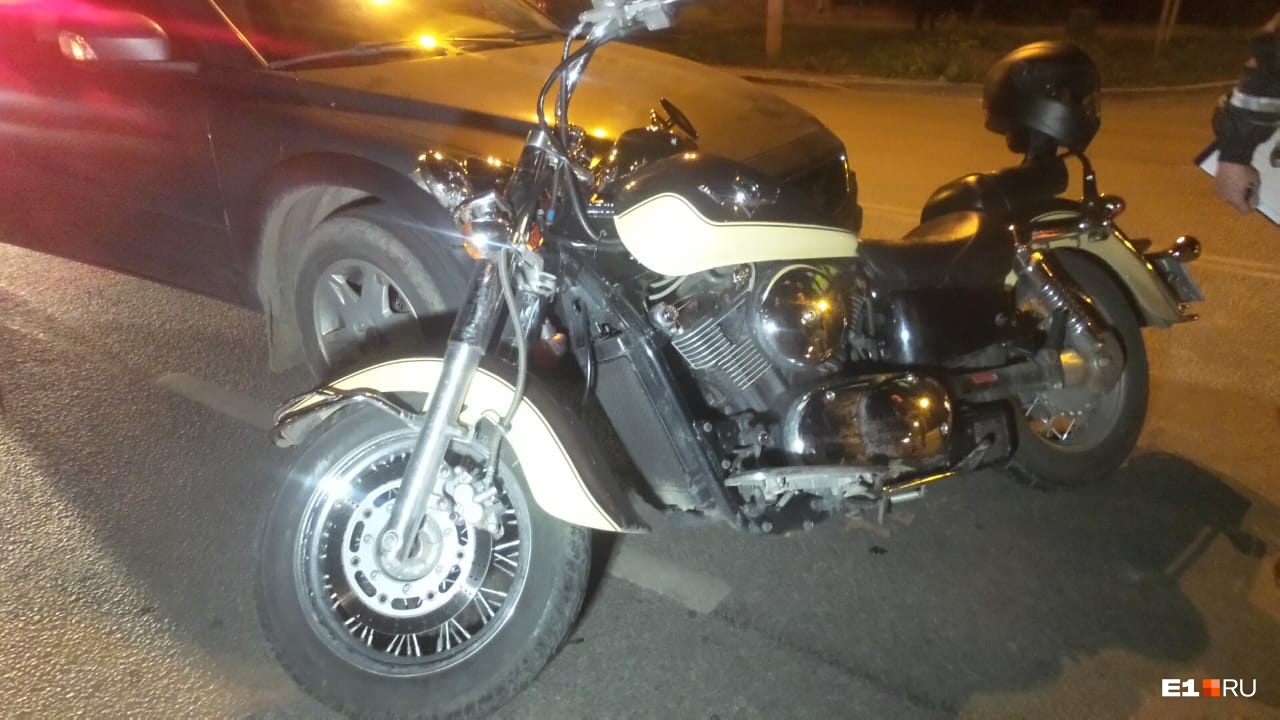 На Куйбышева иномарка не пропустила мотоцикл: байкер вылетел на встречку и врезался в авто
