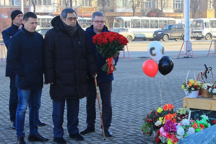 Пожар в торговом центре «Зимняя вишня» произошел <nobr class="_">25 марта</nobr> 2018 года. Через год после трагедии Тулеев возложил цветы к мемориалу Пожар в торговом центре «Зимняя вишня» произошел <nobr class="_">25 марта</nobr> 2018 года. Через год после трагедии Тулеев возложил цветы к мемориалу
