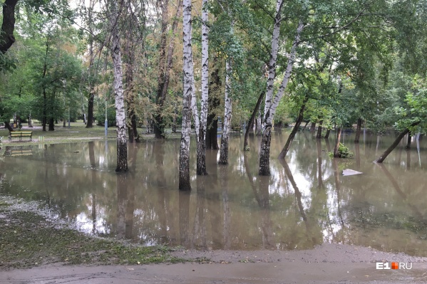 В Екатеринбурге затопило дороги, дворы и парки В Екатеринбурге затопило дороги, дворы и парки