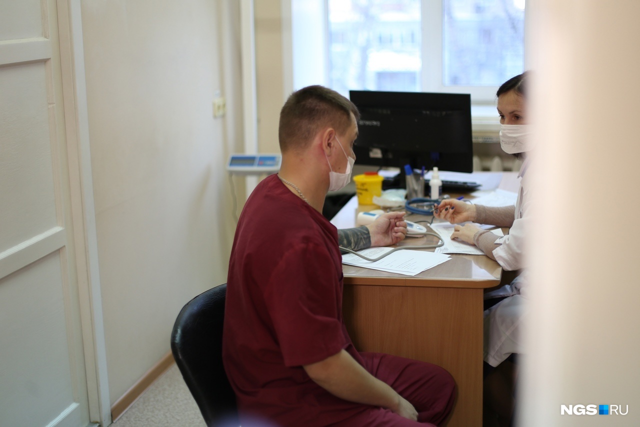 Перед вакцинацией пациентов осматривает терапевт: он может не допустить человека до процедуры Перед вакцинацией пациентов осматривает терапевт: он может не допустить человека до процедуры
