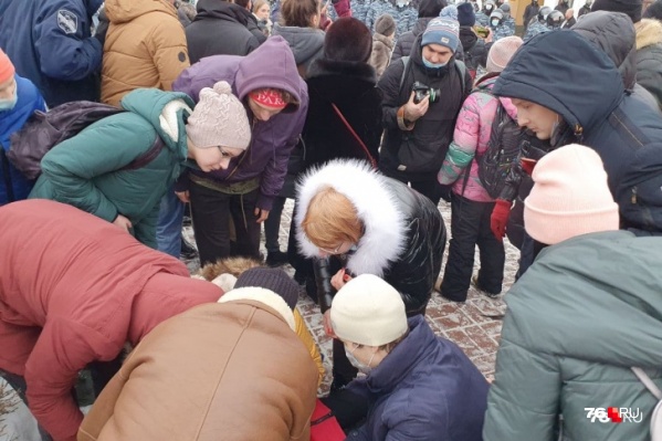 Женщина упала в толпе Женщина упала в толпе