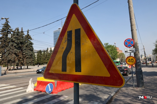 Рабочие уже начали устанавливать на Цвиллинга знаки и дорожные ограждения Рабочие уже начали устанавливать на Цвиллинга знаки и дорожные ограждения