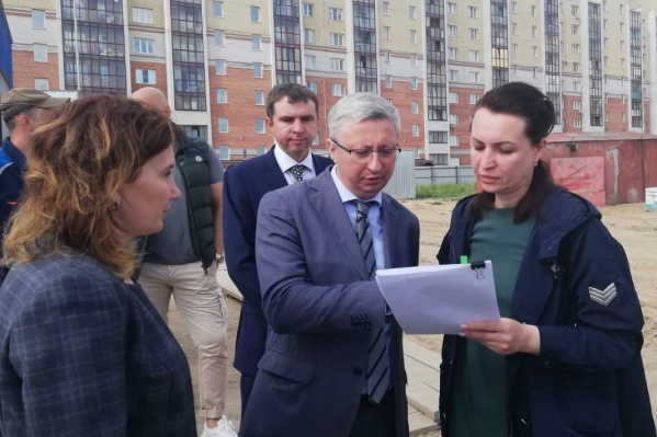 Мэр Омска Оксана Фадина побывала на строительной площадке нового детского сада и отметила успешную работу подрядчика Мэр Омска Оксана Фадина побывала на строительной площадке нового детского сада и отметила успешную работу подрядчика