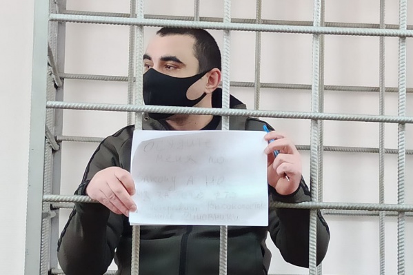 Арсен Мелконян привлекал внимание листком с неразборчивыми фразами Арсен Мелконян привлекал внимание листком с неразборчивыми фразами