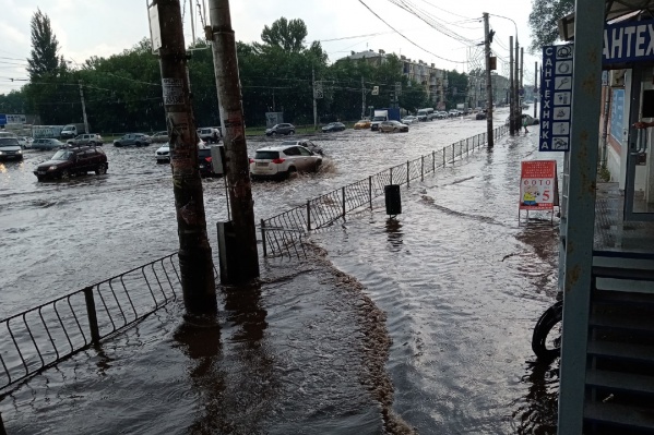Улица Победы опять в воде Улица Победы опять в воде
