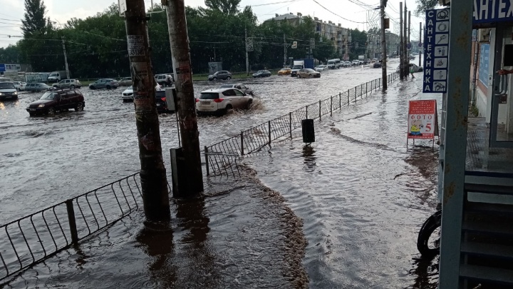 Буря после пекла: улицы Самары затопило после ливня с градом