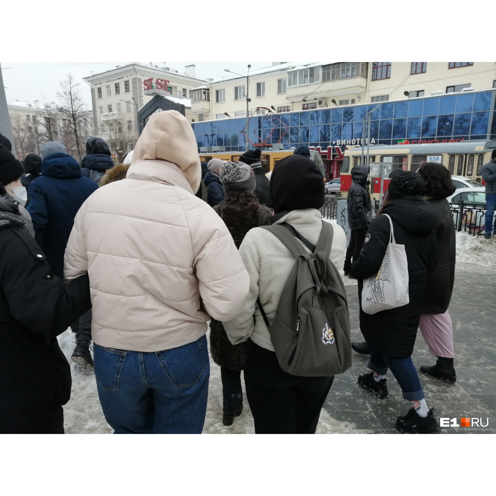 Девушки считают, что в России недостаточно демократических свобод Девушки считают, что в России недостаточно демократических свобод 