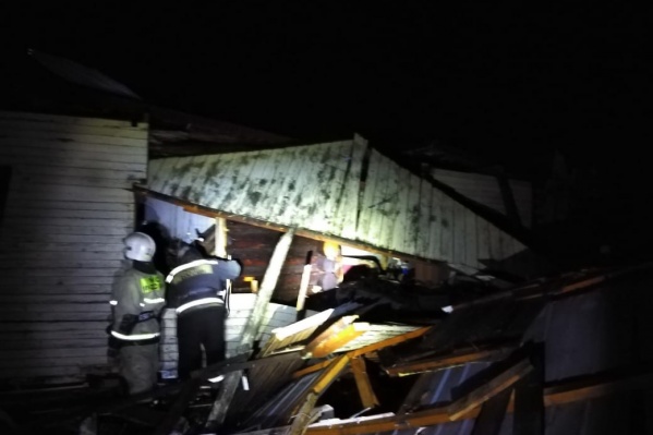 Из-под завалов пожарные вытащили мужчину и женщину Из-под завалов пожарные вытащили мужчину и женщину