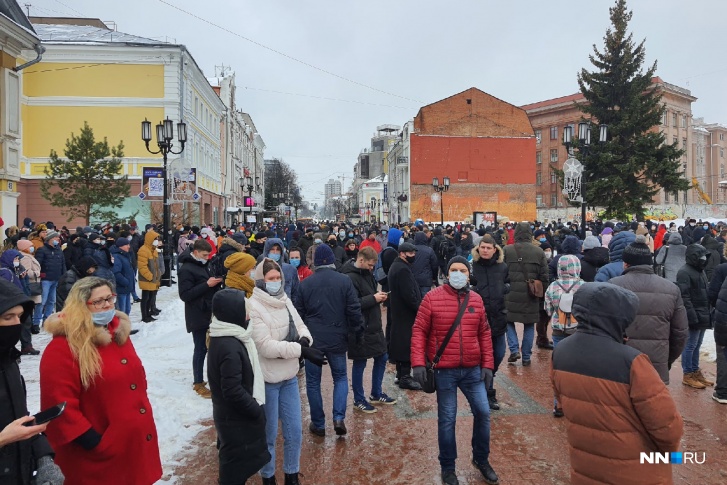 Как и в прошлый раз, люди собрались у здания бывшего кинотеатра «Октябрь» Как и в прошлый раз, люди собрались у здания бывшего кинотеатра «Октябрь»