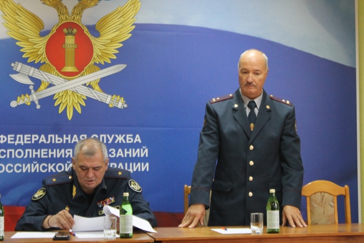 Глава ГУФСИН по Пермскому краю Юрий Лымарь (слева на фото) представил подчиненным нового начальника <nobr class="_">ИК-9</nobr> Владимира Голуба Глава ГУФСИН по Пермскому краю Юрий Лымарь (слева на фото) представил подчиненным нового начальника <nobr class="_">ИК-9</nobr> Владимира Голуба