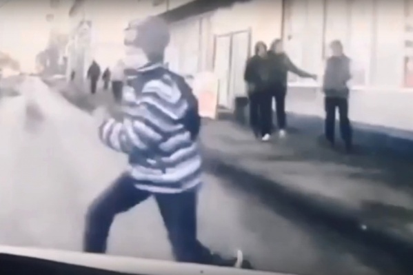 Школьник выбежал на дорогу в нескольких метрах от пешеходного перехода Школьник выбежал на дорогу в нескольких метрах от пешеходного перехода