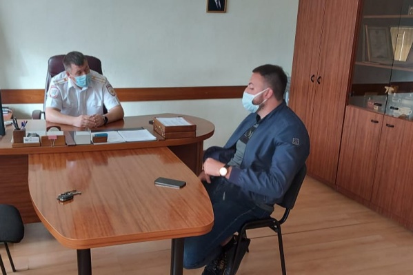 Мужчина занимается бизнесом. Прав его лишили шесть лет назад за пьяную езду. Затем он их вернул, но в прошлом году срок их действия завершился, новые не получил Мужчина занимается бизнесом. Прав его лишили шесть лет назад за пьяную езду. Затем он их вернул, но в прошлом году срок их действия завершился, новые не получил
