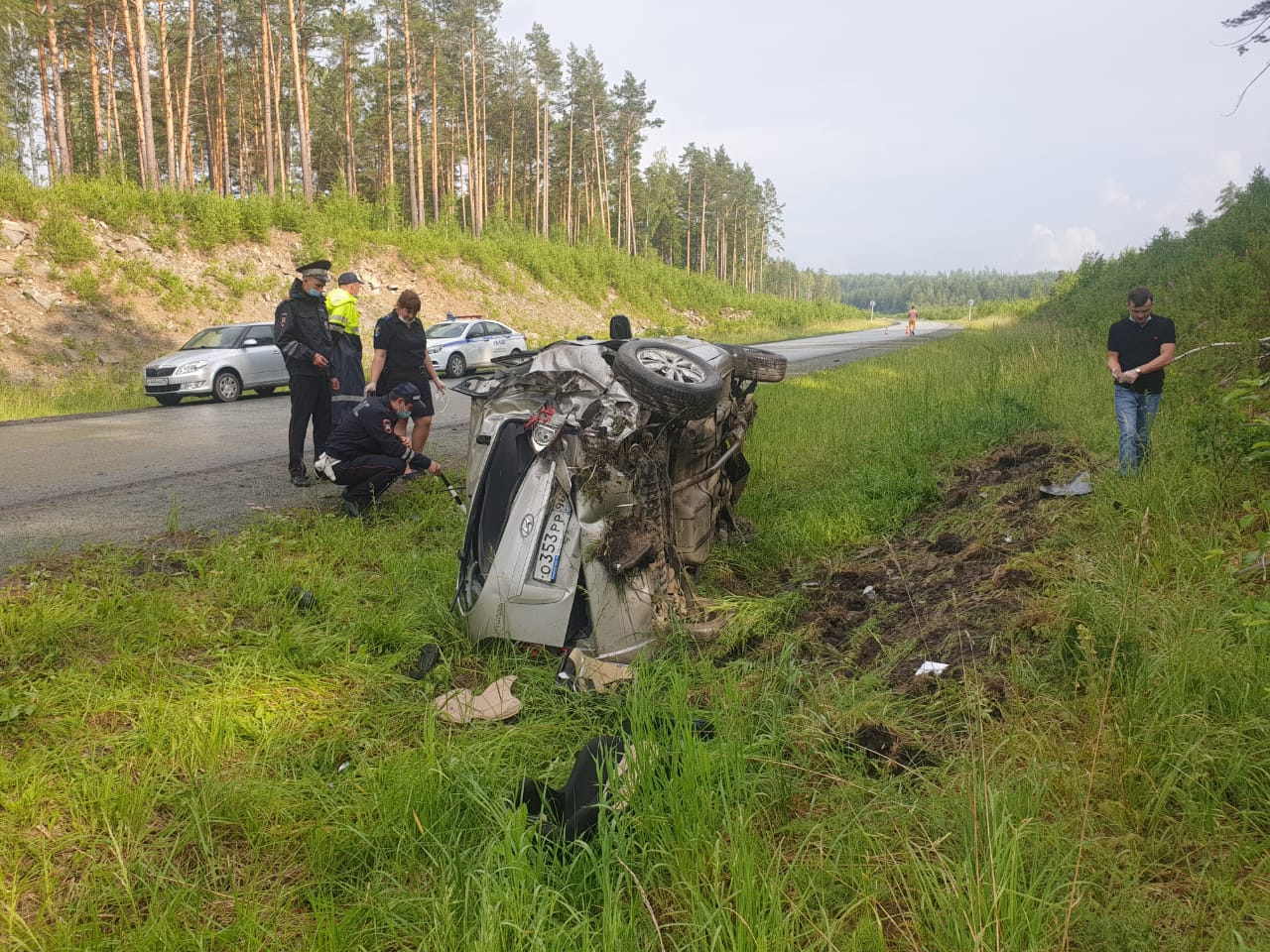 В Свердловской области водитель не справился с управлением и перевернулся. Он погиб