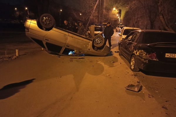 Водителя, устроившего ночной погром, задержали и доставили в отдел полиции Водителя, устроившего ночной погром, задержали и доставили в отдел полиции