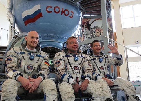 На этом фото Максим Сураев с американским астронавтом Джеффри Уильямсом (США) и космическим туристом Ги Лалиберте (Канада) перед полетом <nobr class="_">30 сентября</nobr> 2009 года 