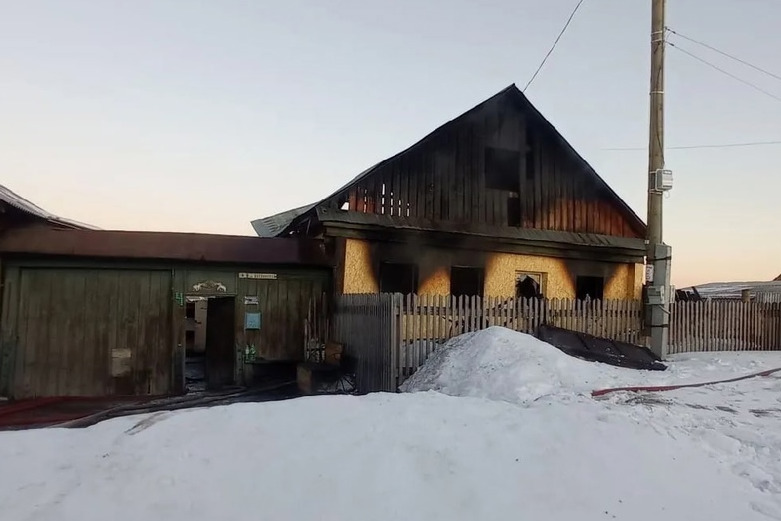 Глава семейства, по словам очевидцев, первым выбежал из дома Глава семейства, по словам очевидцев, первым выбежал из дома